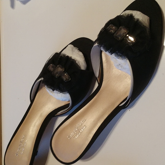 BLACK Nearly New Vera Wang Crystal & Tulle Embellished Kitten Heel Peep Toe - Picture 2 of 7